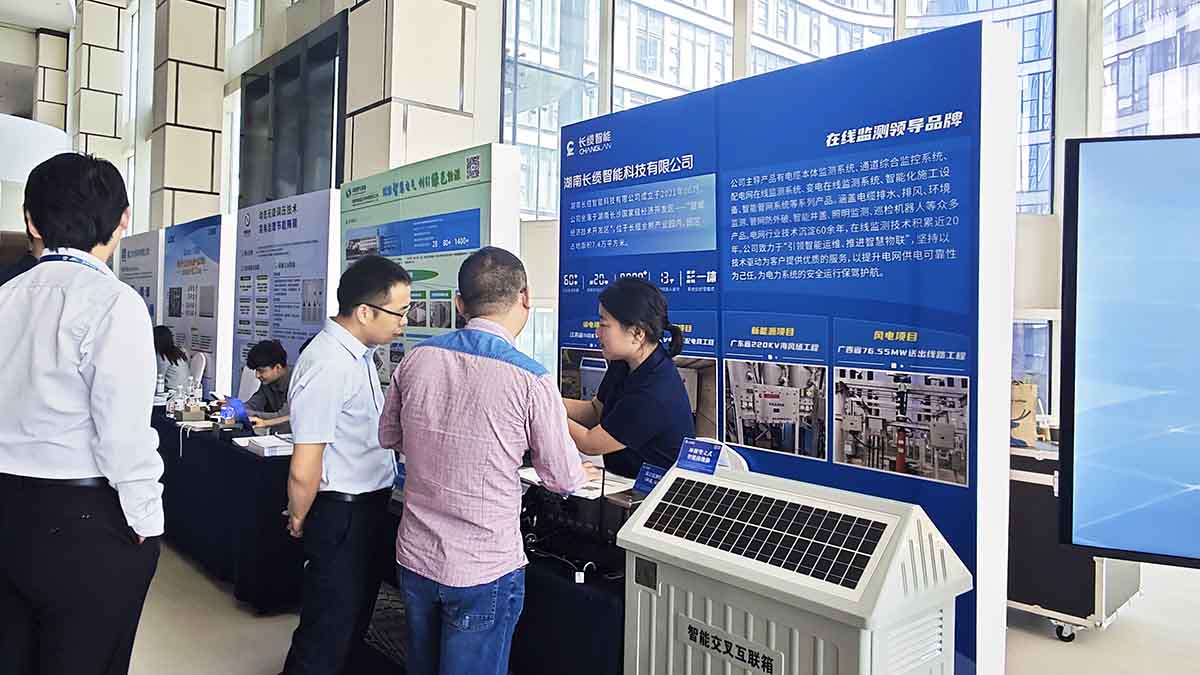 數(shù)字賦能石化電纜運維，長纜智能青島展會獲矚目-與意向客戶交流