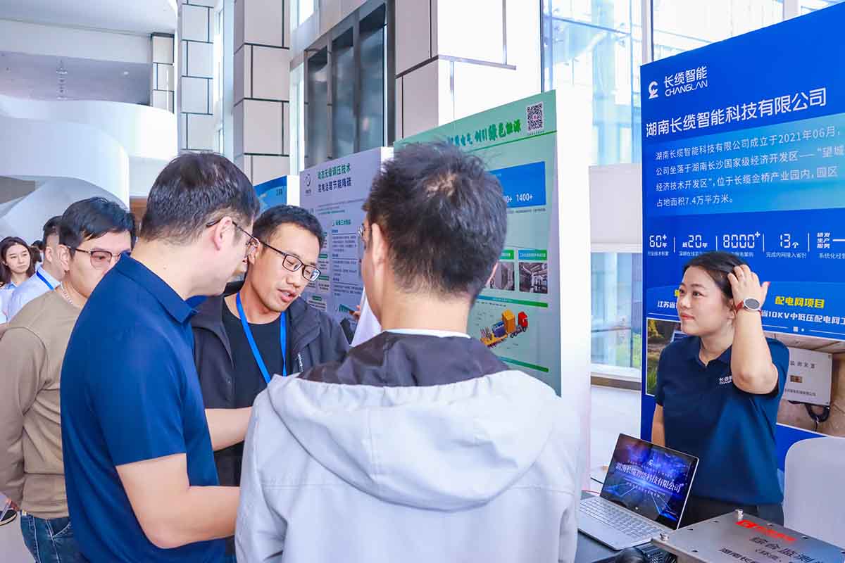 數(shù)字賦能石化電纜運維，長纜智能青島展會獲矚目-被參訪人員圍觀討論