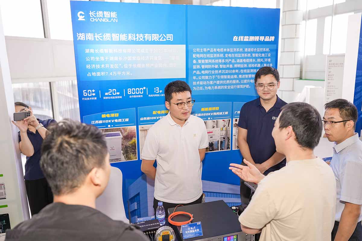 數(shù)字賦能石化電纜運維，長纜智能青島展會獲矚目-向參訪人員群詳細(xì)講解