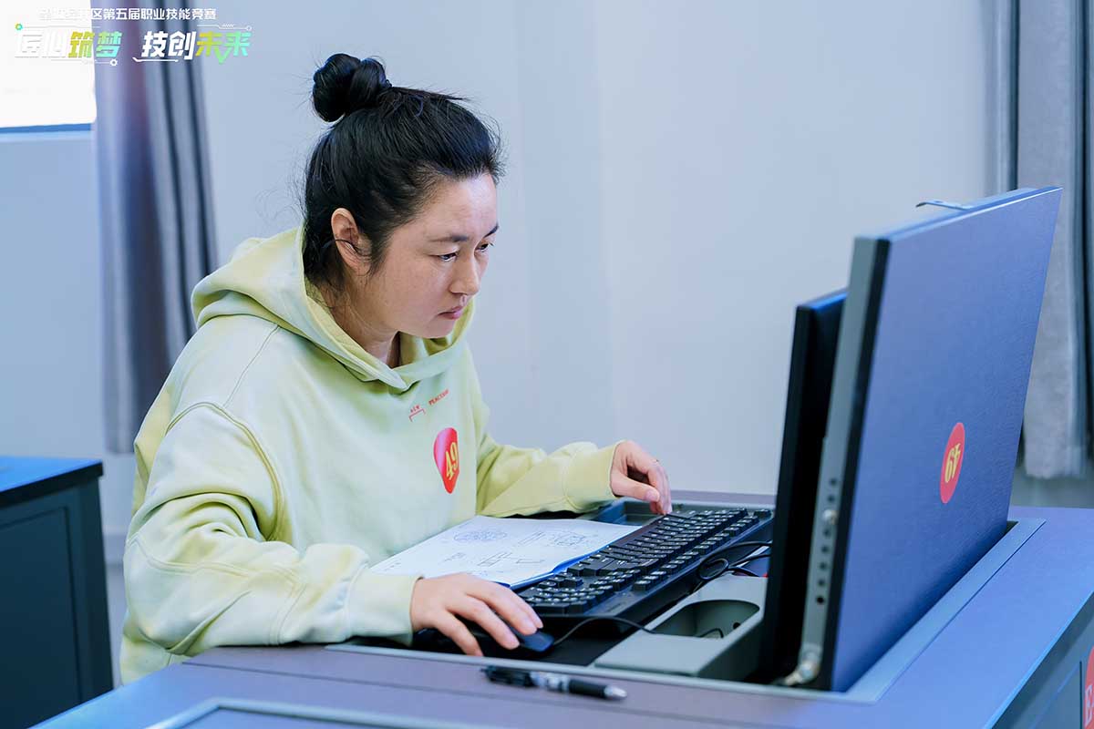 技耀望城，載譽而歸！長纜智能斬獲經(jīng)開區(qū)職業(yè)技能競賽一等獎！于笑男比武現(xiàn)場